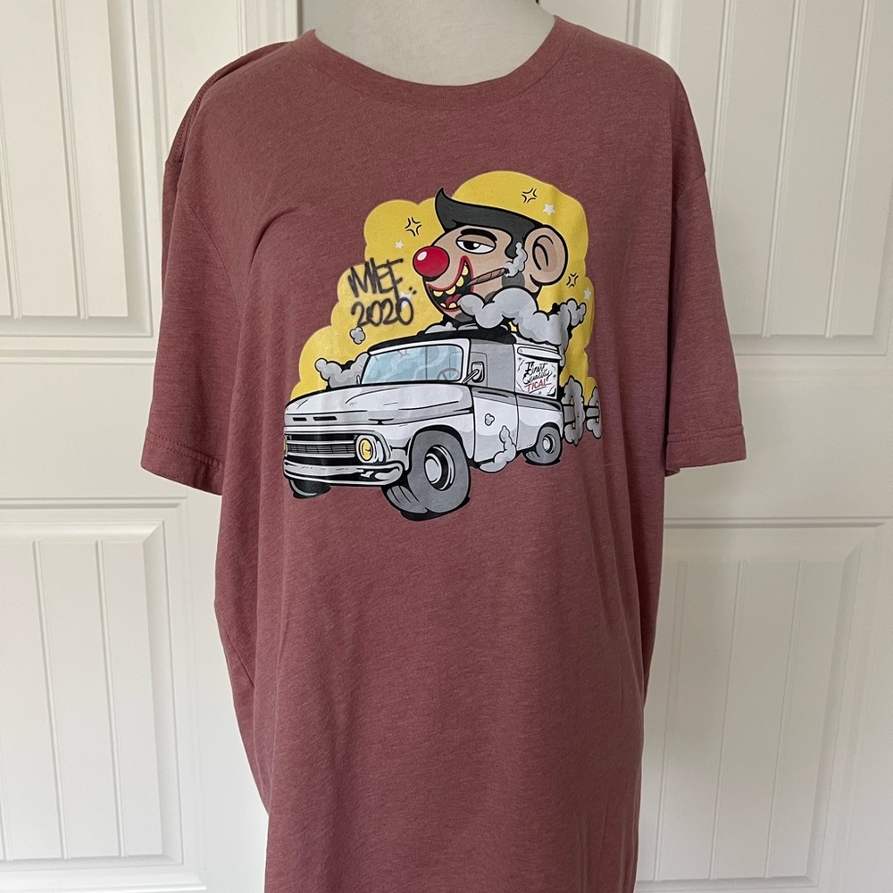 Soft short sleeve tee with Cannabis logo. Shirt is in great condition. Size L